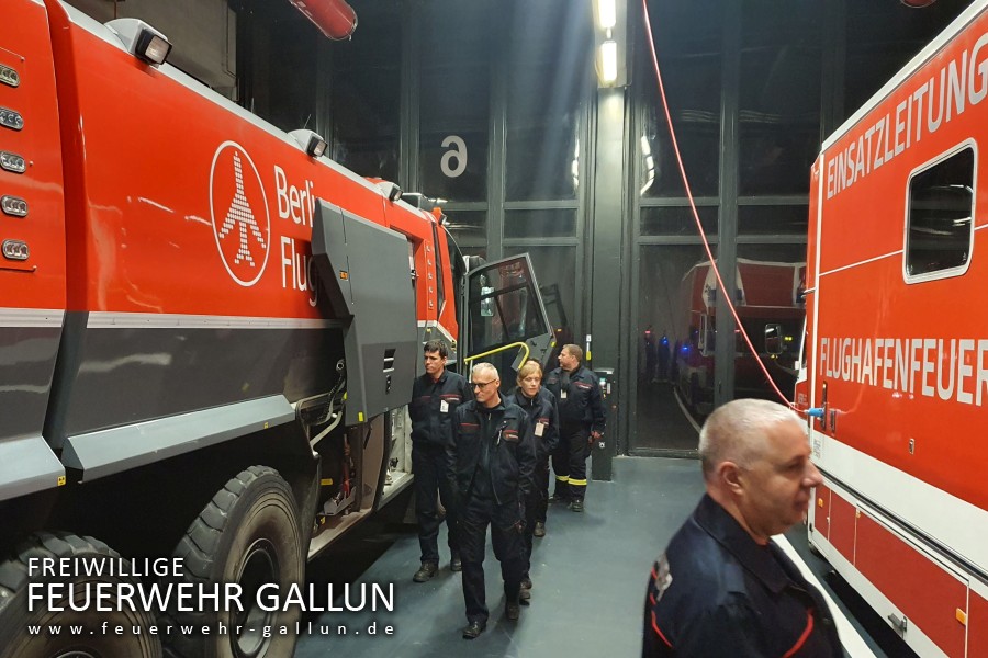 Besuch der Flughafenfeuerwehr des BER
